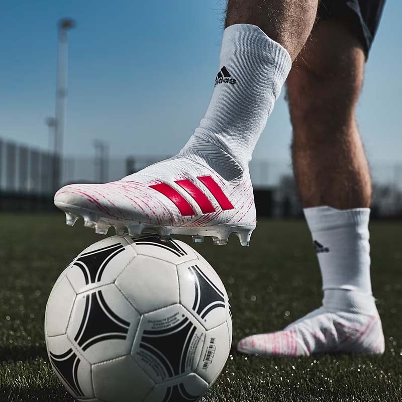 Giày bóng đá adidas nemeziz